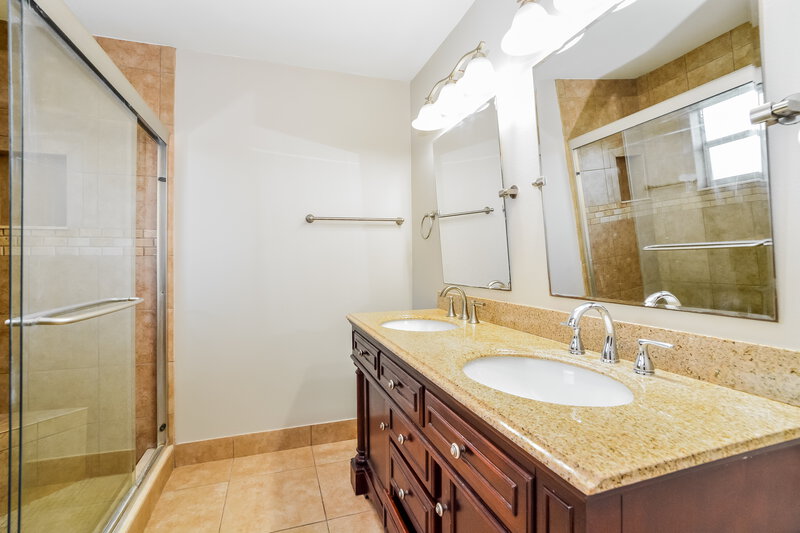 2,920/Mo, 2735 Talladega Dr Orlando, FL 32826 Main Bathroom View