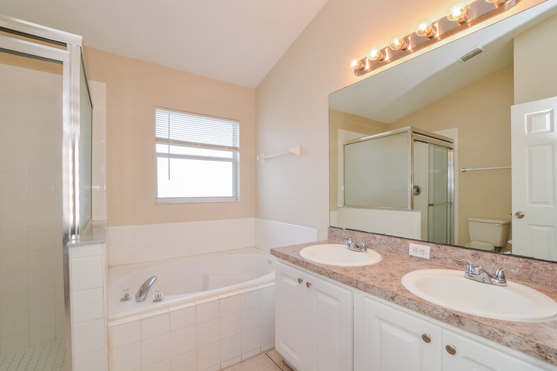 2,130/Mo, 2184 Mallard Creek Cir Kissimmee, FL 34743 Main Bathroom View
