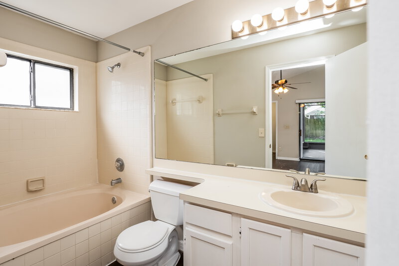 2,445/Mo, 296 Morning Glory Dr Lake Mary, FL 32746 Main Bathroom View