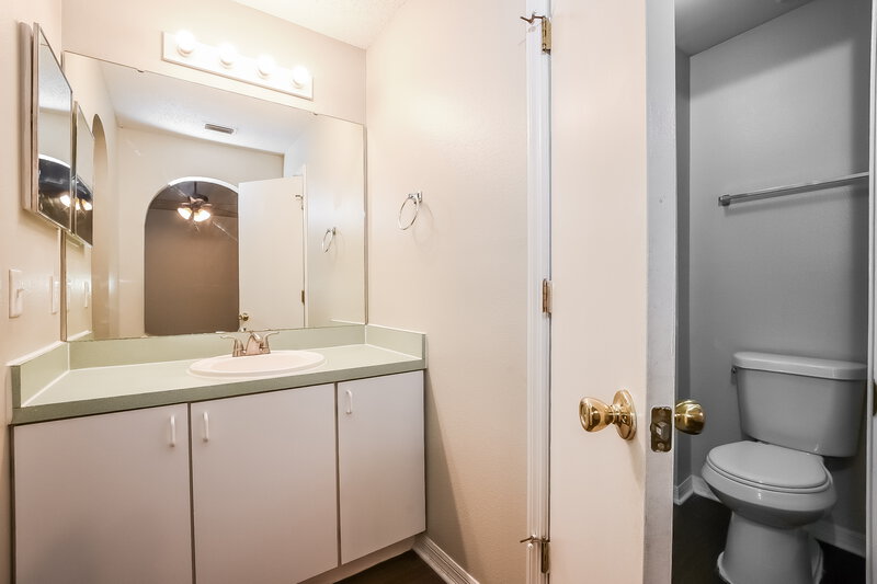 2,230/Mo, 12738 Parkbury Dr Orlando, FL 32828 Main Bathroom View