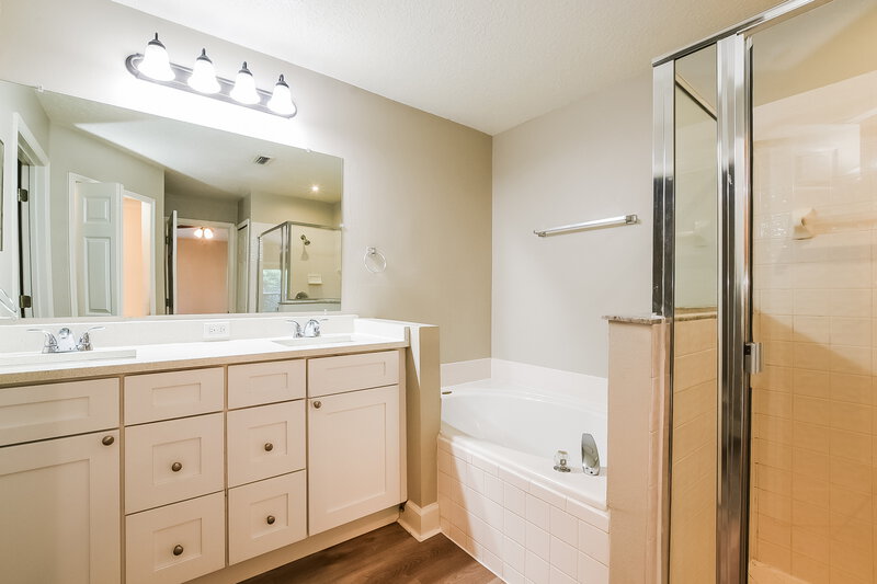 2,440/Mo, 4201 Shadow Creek Cir Oviedo, FL 32765 Main Bathroom View