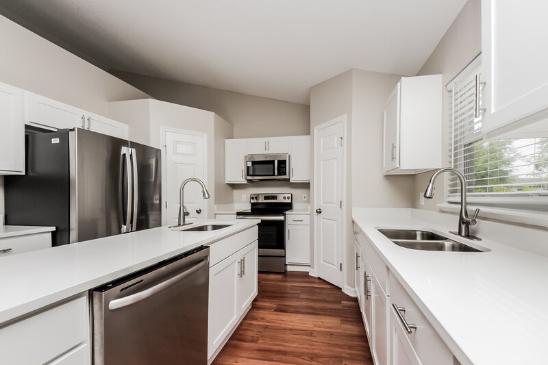 2,060/Mo, 323 Colonade Ct Kissimmee, FL 34758 Kitchen View 2