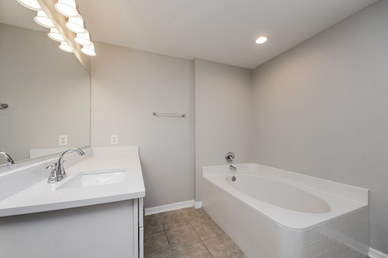 2,060/Mo, 323 Colonade Ct Kissimmee, FL 34758 Main Bathroom View 2