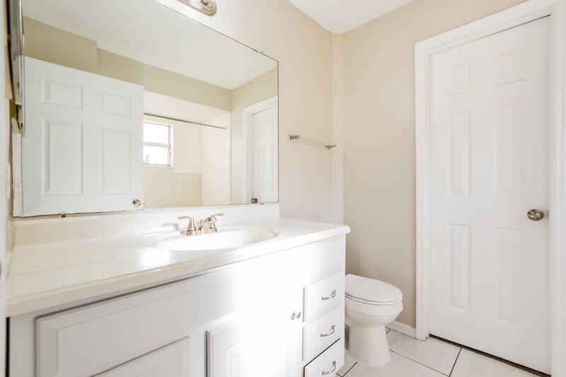 2,275/Mo, 8869 Lambert Ln Orlando, FL 32825 Main Bathroom View