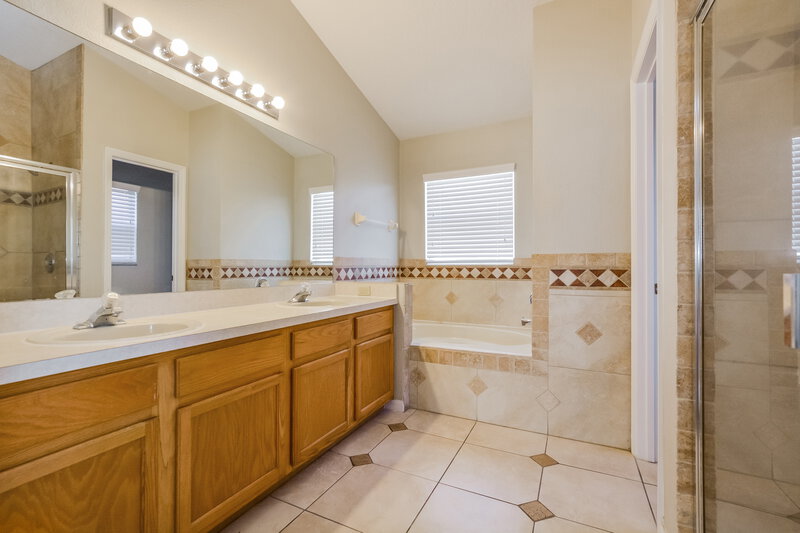 2,450/Mo, 1981 Lady Elisabeth Ave Orlando, FL 32826 Main Bathroom View