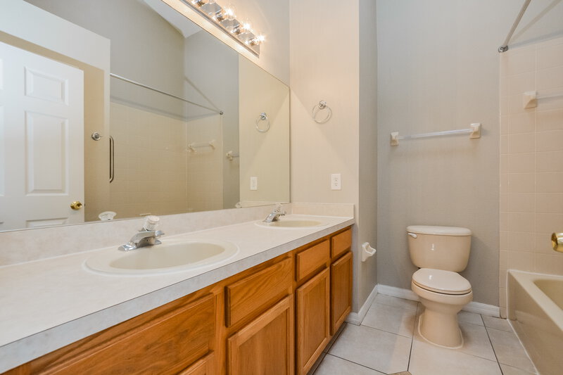 2,450/Mo, 1981 Lady Elisabeth Ave Orlando, FL 32826 Bathroom View