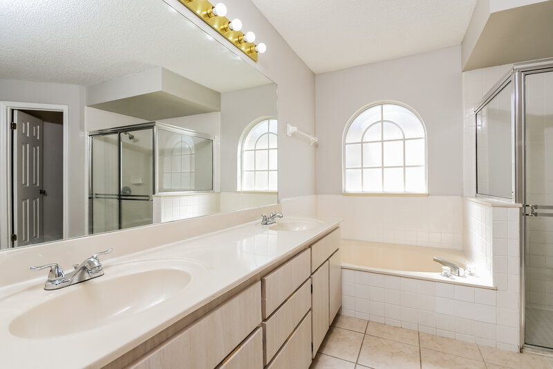 2,390/Mo, 8661 Wellington Loop Kissimmee, FL 34747 Main Bathroom View