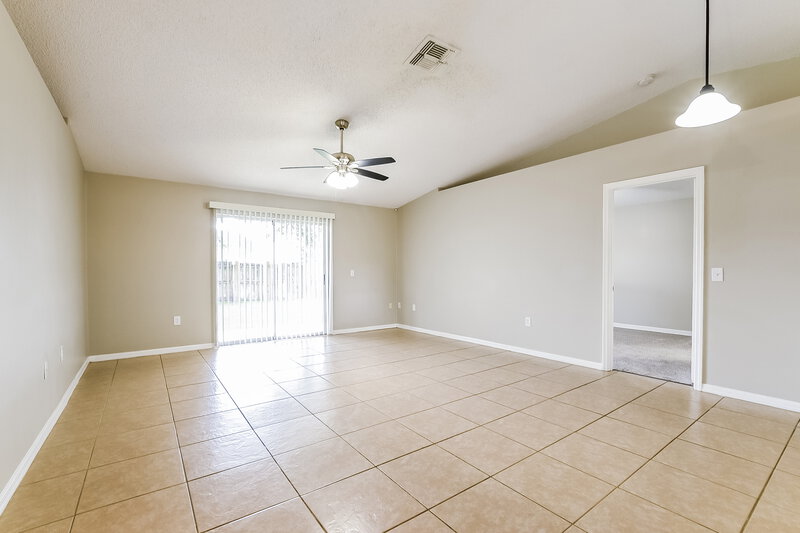 2,170/Mo, 4313 Iveyglen Ave Orlando, FL 32826 Living Room View 2