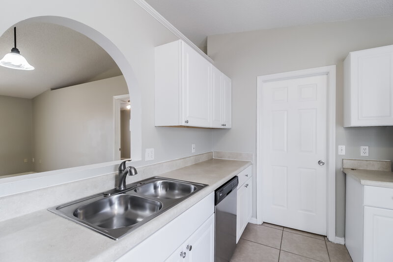 2,170/Mo, 4313 Iveyglen Ave Orlando, FL 32826 Kitchen View 2