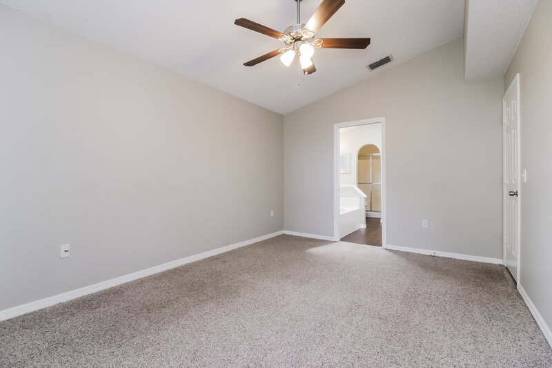 2,170/Mo, 4313 Iveyglen Ave Orlando, FL 32826 Main Bedroom View 2
