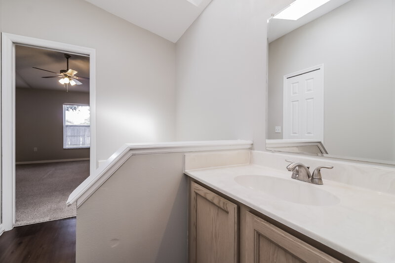 2,170/Mo, 4313 Iveyglen Ave Orlando, FL 32826 Main Bathroom View