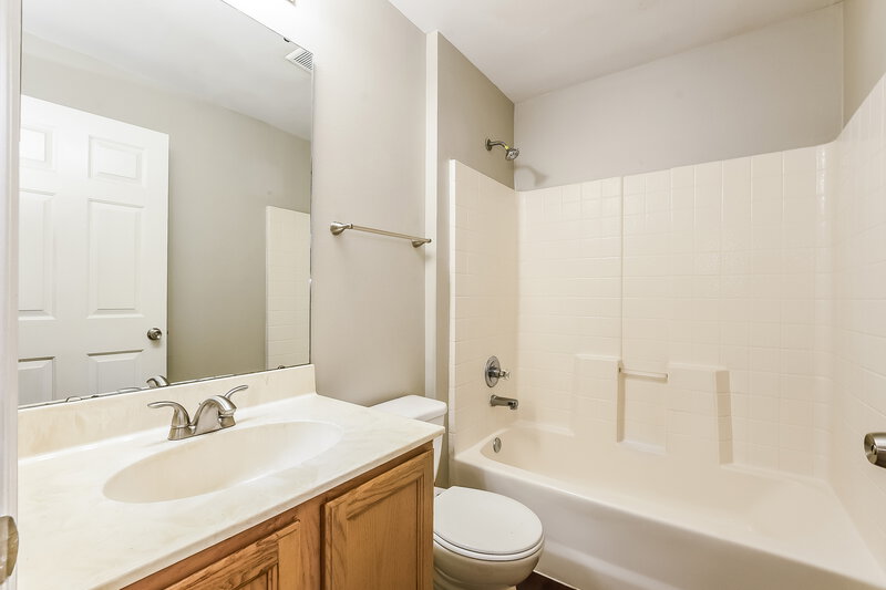 2,170/Mo, 4313 Iveyglen Ave Orlando, FL 32826 Main Bathroom View