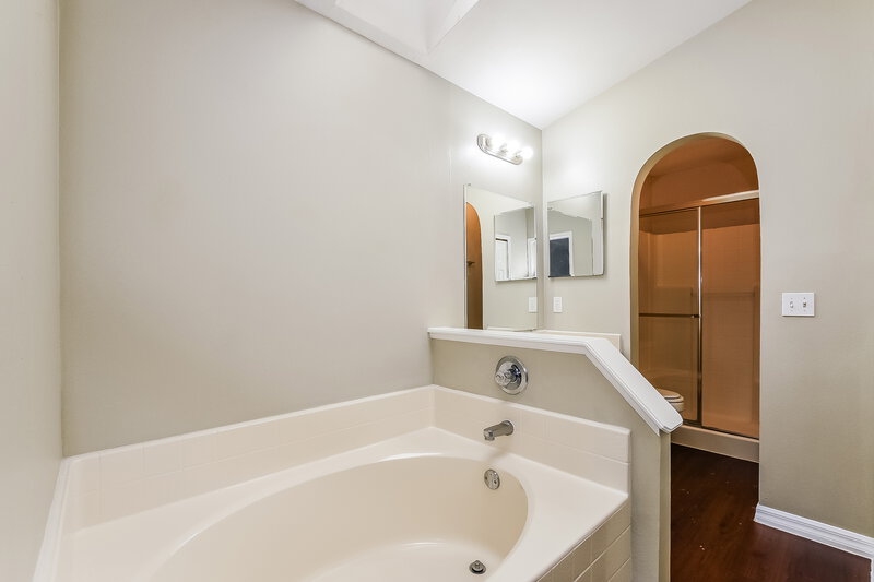 2,170/Mo, 4313 Iveyglen Ave Orlando, FL 32826 Main Bathroom View 2