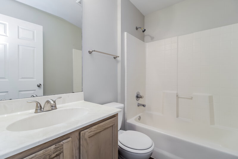 2,170/Mo, 4313 Iveyglen Ave Orlando, FL 32826 Bathroom View