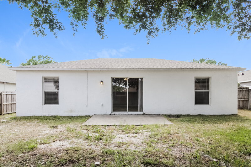 2,170/Mo, 4313 Iveyglen Ave Orlando, FL 32826 Rear View