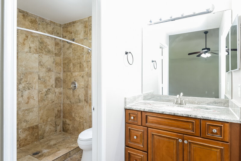 3,920/Mo, 1060 Martin Blvd Orlando, FL 32825 Main Bathroom View