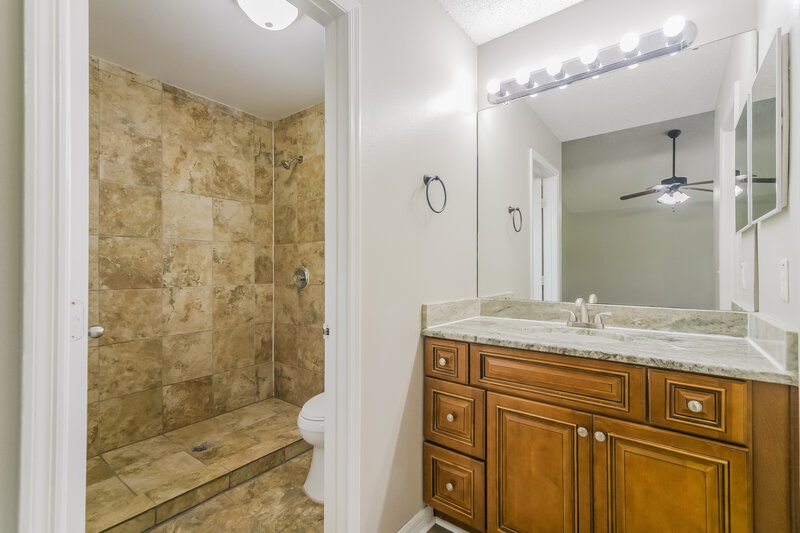 2,395/Mo, 1060 Martin Blvd Orlando, FL 32825 Main Bathroom View