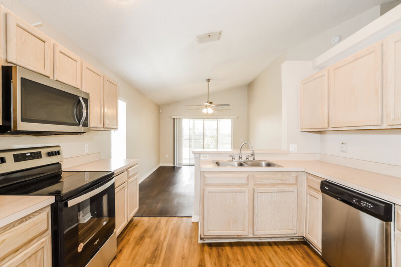 2,220/Mo, 2341 Cobblefield Cir Apopka, FL 32703 Kitchen View 2
