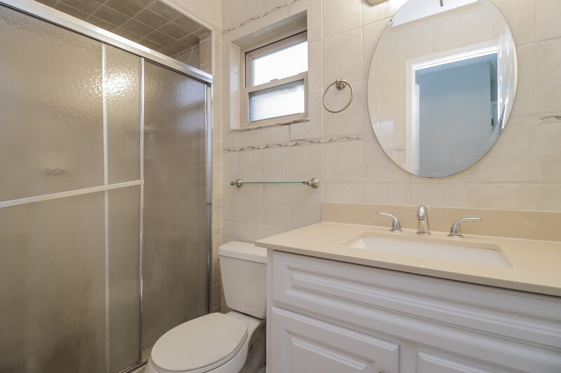 2,405/Mo, 13900 Lena St Orlando, FL 32826 Main Bathroom View