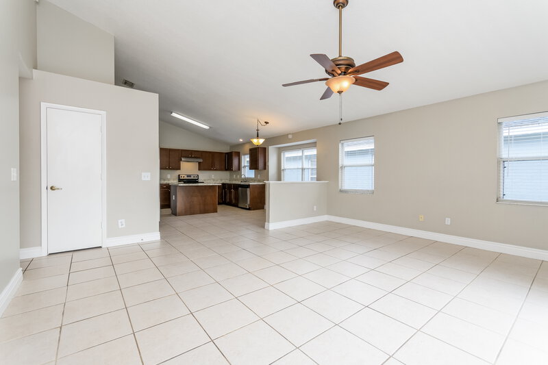 3,920/Mo, 2724 Burwood Ave Orlando, FL 32837 Living Room View 3