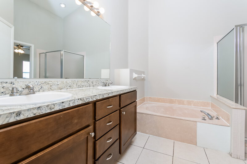 3,920/Mo, 2724 Burwood Ave Orlando, FL 32837 Main Bathroom View