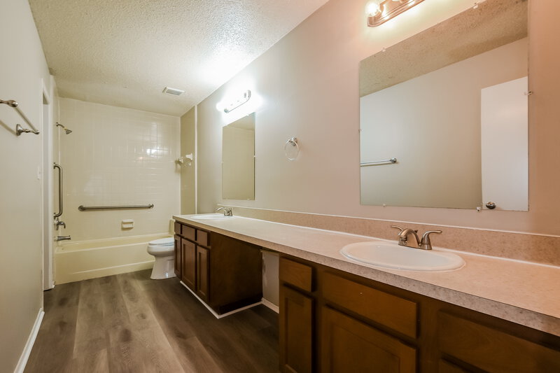2,370/Mo, 3598 S Saint Lucie Dr Casselberry, FL 32707 Main Bathroom View