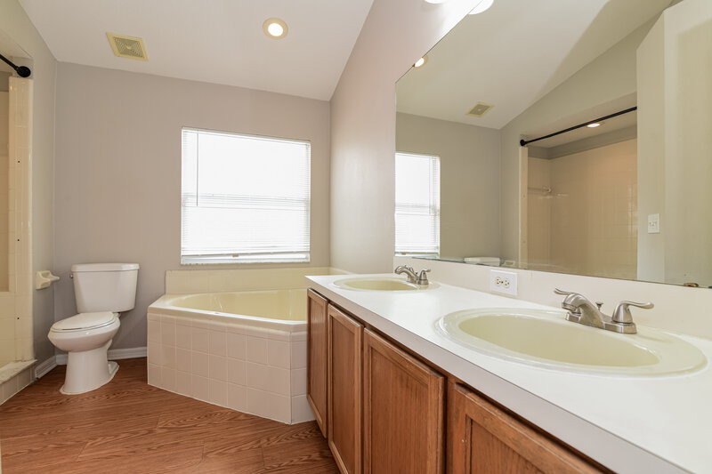 1,905/Mo, 1051 Woodsong Way Clermont, FL 34714 Main Bathroom View