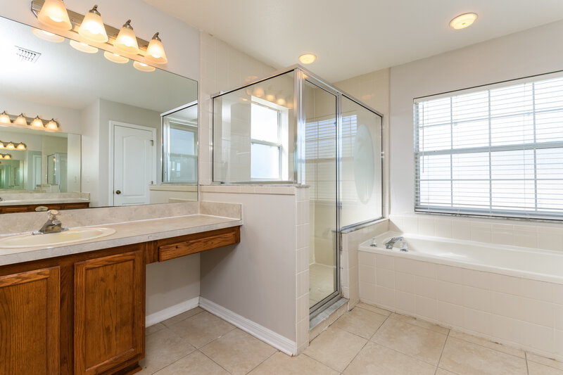 2,645/Mo, 9615 Saragossa St Clermont, FL 34711 Main Bathroom View