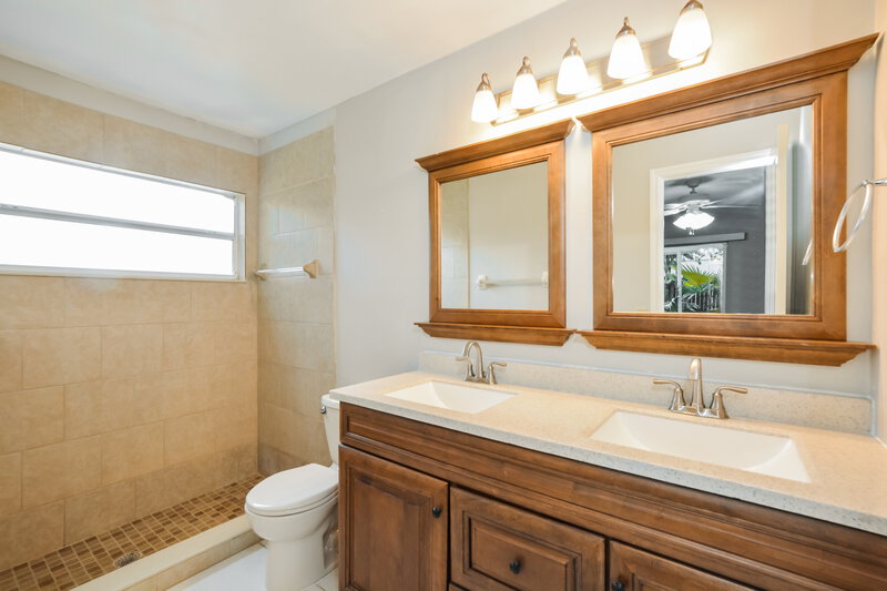 2,100/Mo, 1014 Gotwalt Dr Oviedo, FL 32765 Main Bathroom View