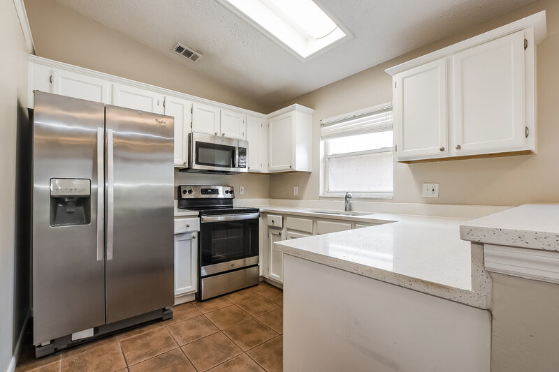 2,325/Mo, 1912 Windsor Oak Dr Apopka, FL 32703 Kitchen View 2