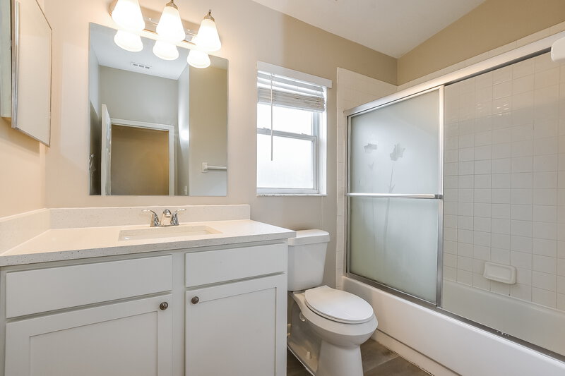 2,325/Mo, 1912 Windsor Oak Dr Apopka, FL 32703 Bathroom View