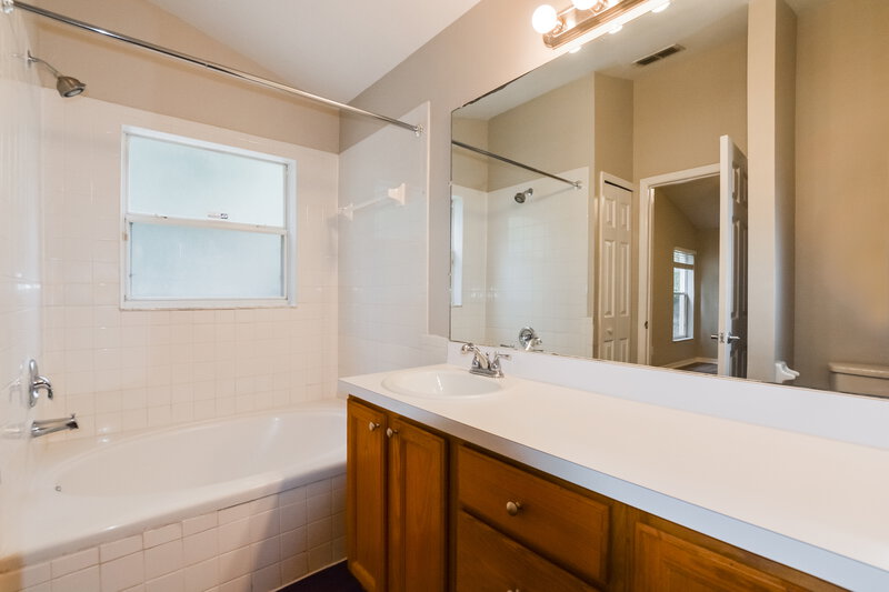 2,045/Mo, 40 N Cervidae Dr Apopka, FL 32703 Main Bathroom View