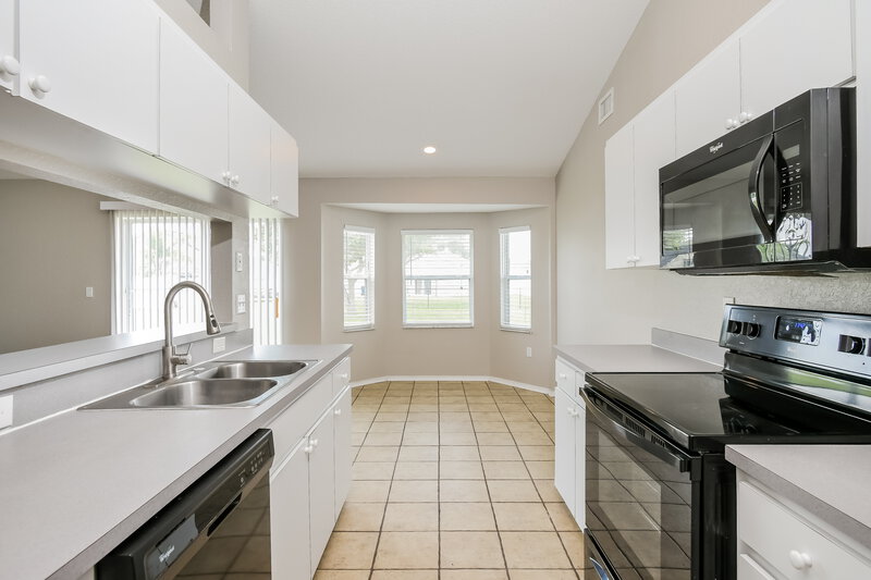 2,000/Mo, 600 Willet Cir Auburndale, FL 33823 Kitchen View 2
