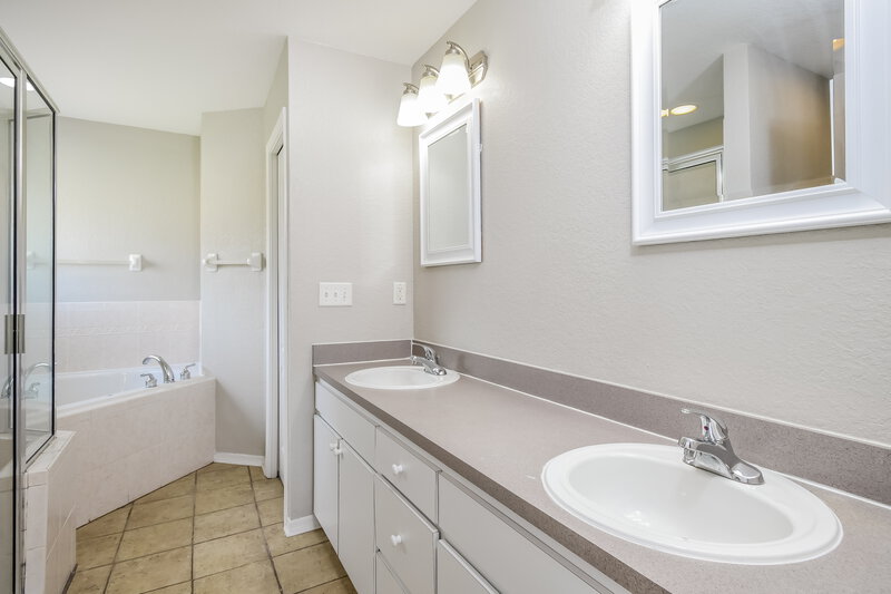 2,000/Mo, 600 Willet Cir Auburndale, FL 33823 Main Bathroom View