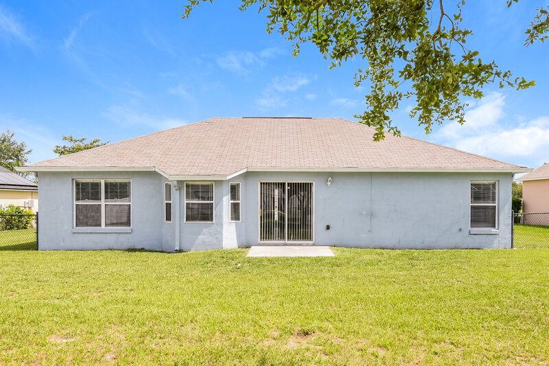 2,000/Mo, 600 Willet Cir Auburndale, FL 33823 Rear View