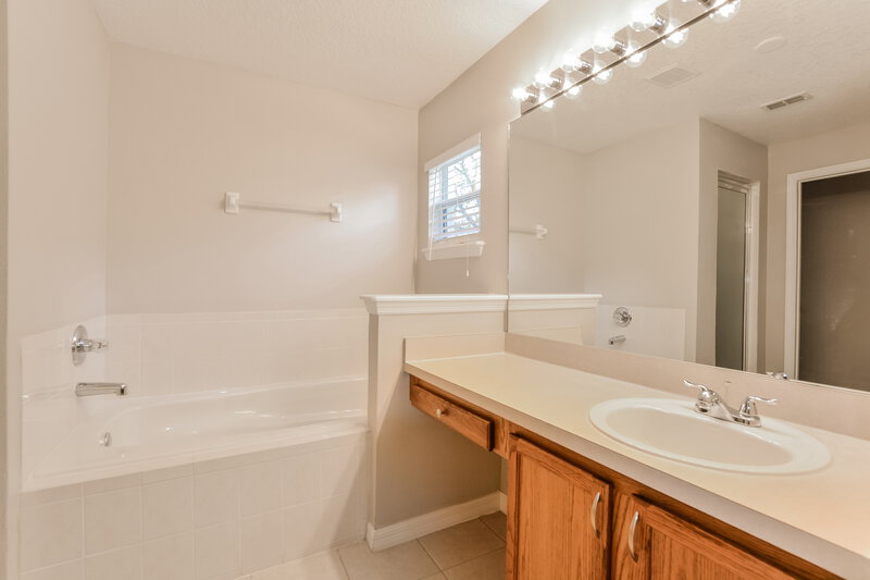 2,065/Mo, 2782 Boardwalk Way Tavares, FL 32778 Main Bathroom View