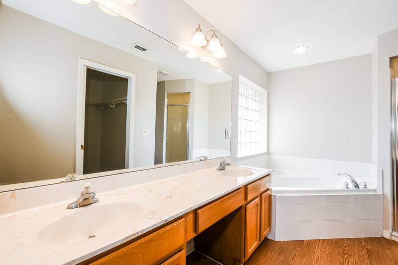 1,920/Mo, 4461 Treasure Cay Rd Tavares, FL 32778 Main Bathroom View
