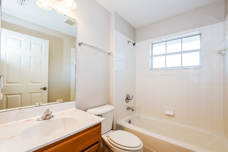1,920/Mo, 4461 Treasure Cay Rd Tavares, FL 32778 Bathroom View