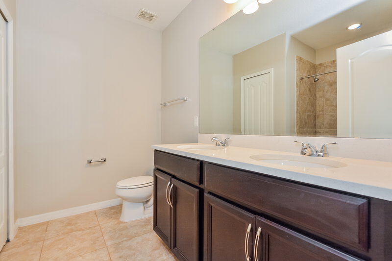1,865/Mo, 3728 Umbrella Ct Tavares, FL 32778 Main Bathroom View