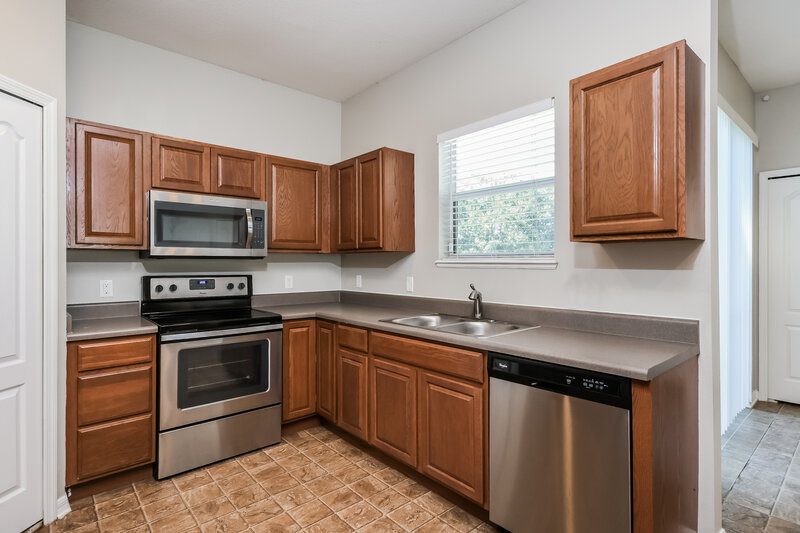 2,035/Mo, 3766 Fieldstone Cir Winter Haven, FL 33881 Kitchen View 2