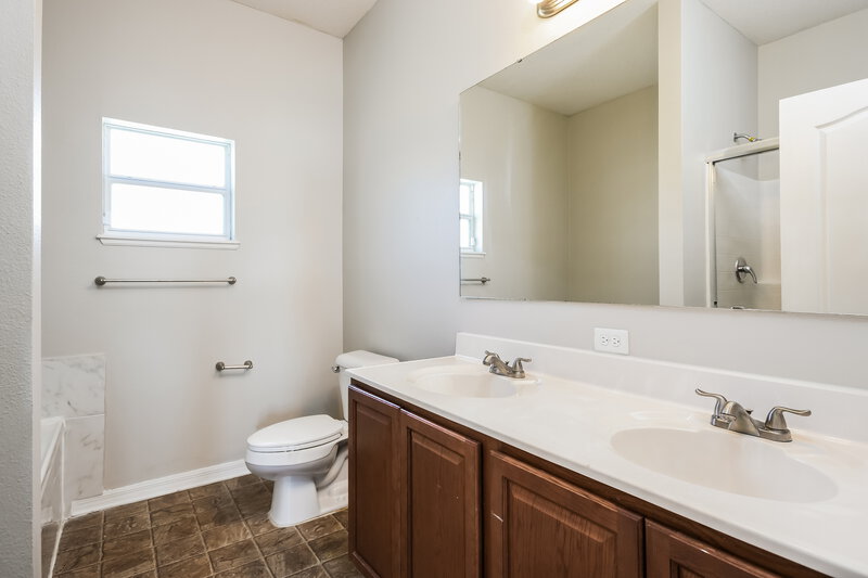 2,035/Mo, 3766 Fieldstone Cir Winter Haven, FL 33881 Main Bathroom View
