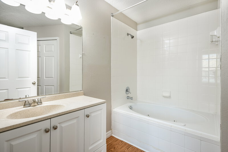 1,805/Mo, 213 Nicholson Dr Davenport, FL 33837 Main Bathroom View