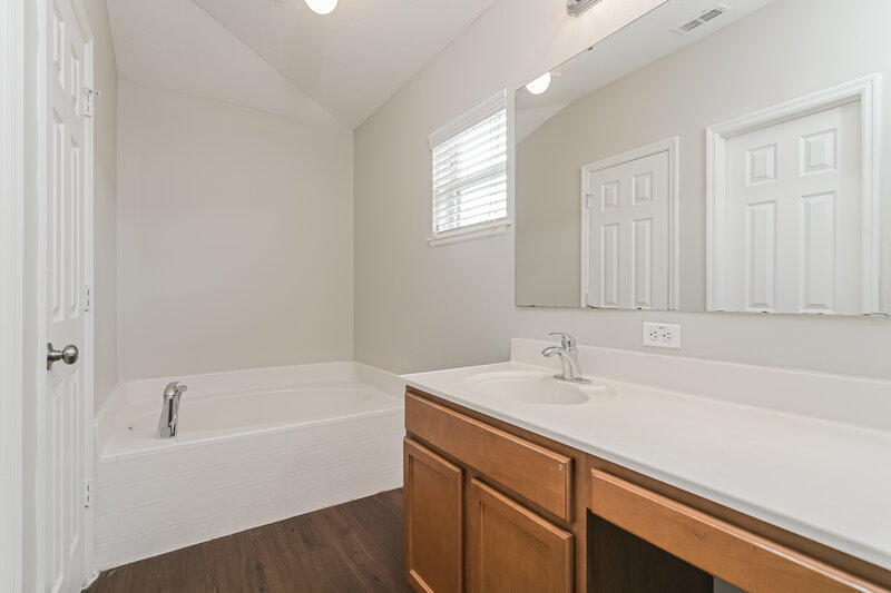 1,975/Mo, 433 Hammerstone Ave Haines City, FL 33844 Main Bathroom View