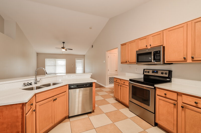3,570/Mo, 1952 Southern Oak Loop Minneola, FL 34715 Kitchen View 2