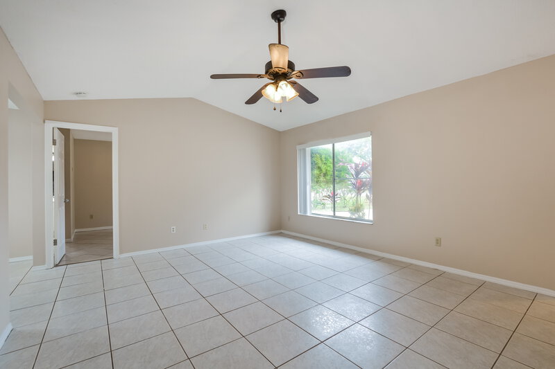 2,180/Mo, 2726 Carlisle Ave Orlando, FL 32826 Living Room View 2