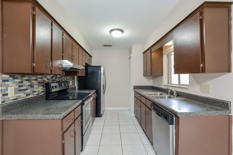 2,180/Mo, 2726 Carlisle Ave Orlando, FL 32826 Kitchen View
