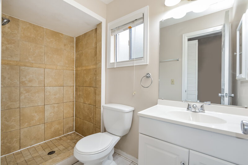 2,180/Mo, 2726 Carlisle Ave Orlando, FL 32826 Main Bathroom View