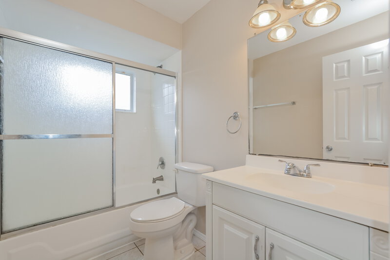 2,180/Mo, 2726 Carlisle Ave Orlando, FL 32826 Bathroom View