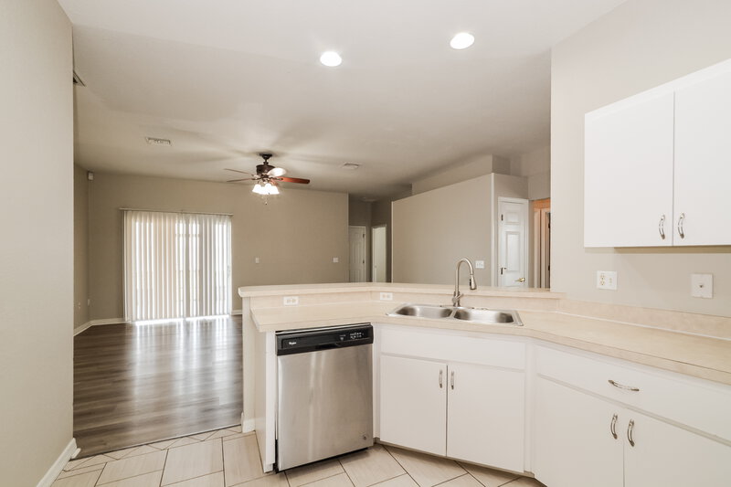1,855/Mo, 292 Cloverdale Rd Winter Haven, FL 33884 Kitchen View 2