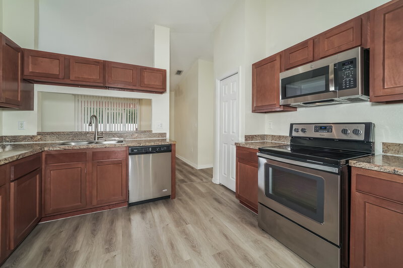 1,860/Mo, 7172 Summit Dr Winter Haven, FL 33884 Kitchen View